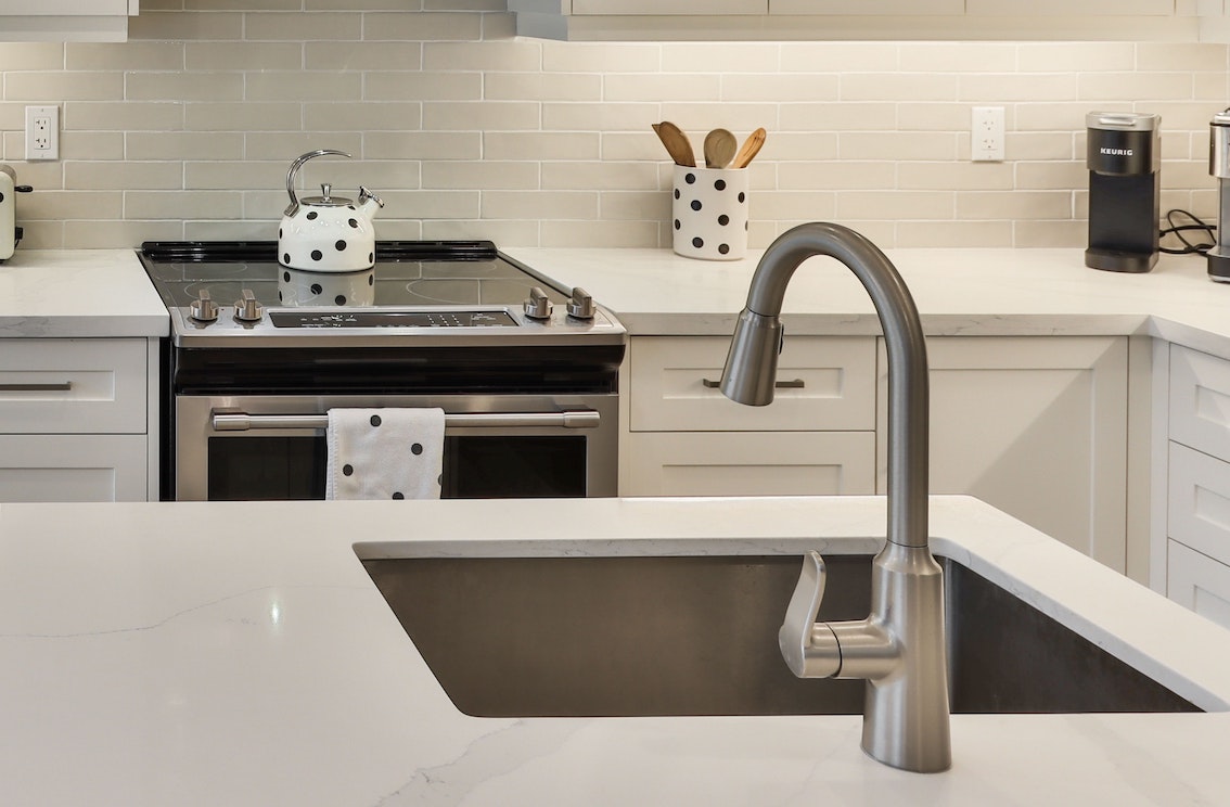 Kitchen counter with touch pulldown faucet