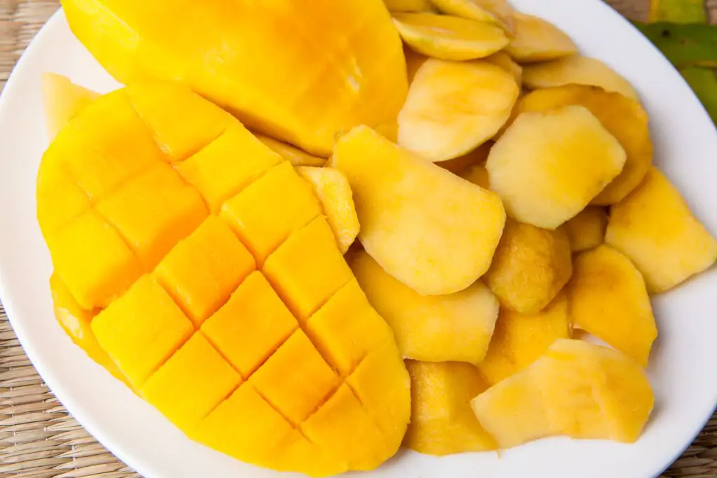 sliced mangoes on a plate